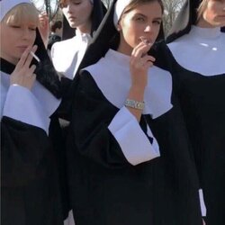 담배 종교 수녀 가톨릭 매력 여자