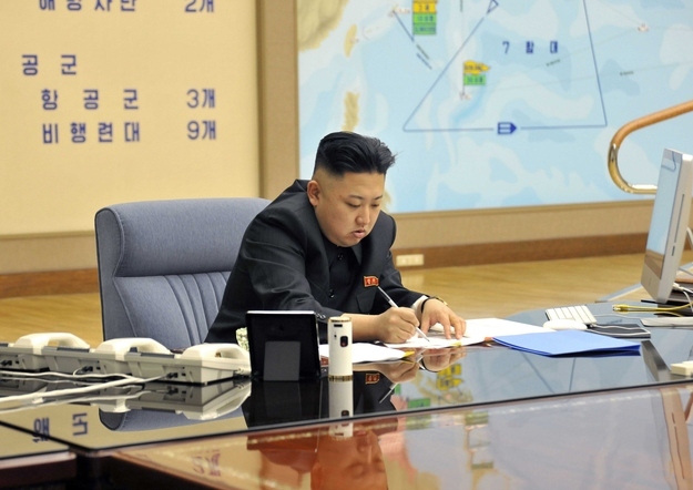 김정은 북한 필기 볼펜 연필 적는모습 쓰는모습