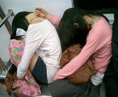 지루 하품 피곤 피곤해 지루해 지하철 여자 잠자는 지하철에서 여자가