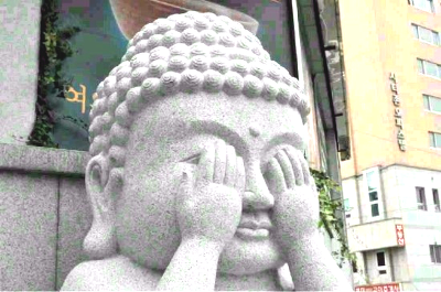 부끄러워서 눈가리는 동상 부처님