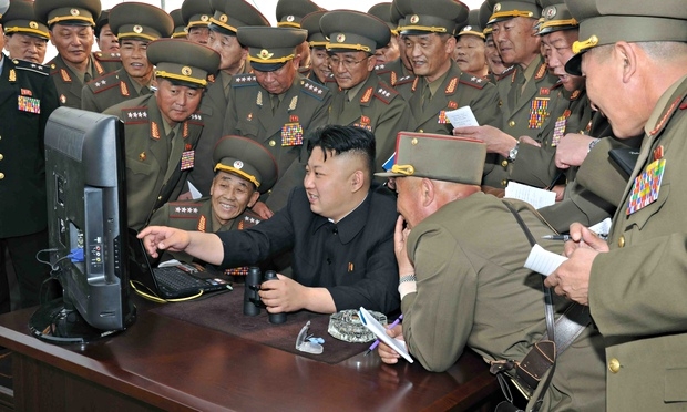 김정은 북한  컴퓨터 이거 보라우 군대 군인 북조선