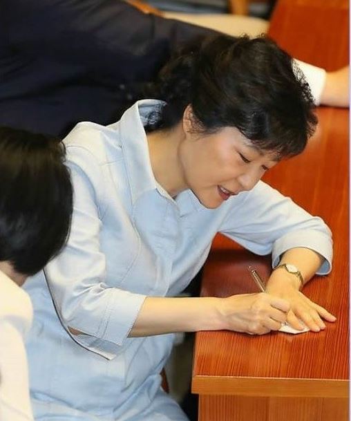 박근혜 수첩 대통령 적는모습 메모 나쁜 사람이라고 하더라 참 나쁜사람 수첩공주