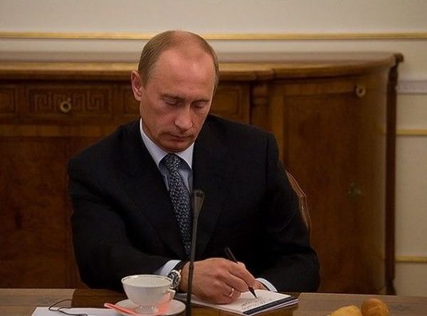 러시아 푸틴 대통령 메모 메모지 필기 기록 수첩 독재자
