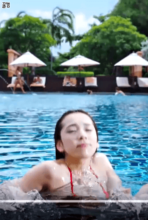 수영복 비키니 좋은 좋아 여자 예쁜 광고 CF 수영장 물속 불쑥 훈훈