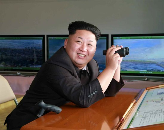 김정은 북한 짤방 망원경 보면서 웃는 모습