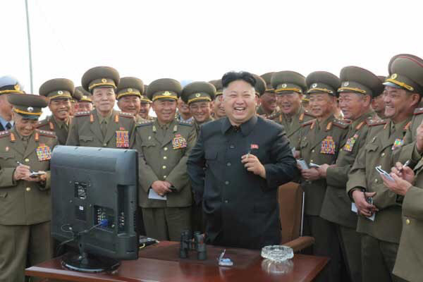 북한 김정은 담배 모니터 웃는 모습 짤방