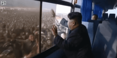 김정은 움짤 북한 군인 주민들 환호 열차 손흔드는 모습