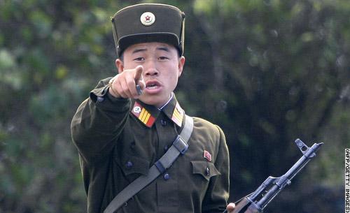 북한군 손가락 손가락질 총 소총 무기 군인 북한
