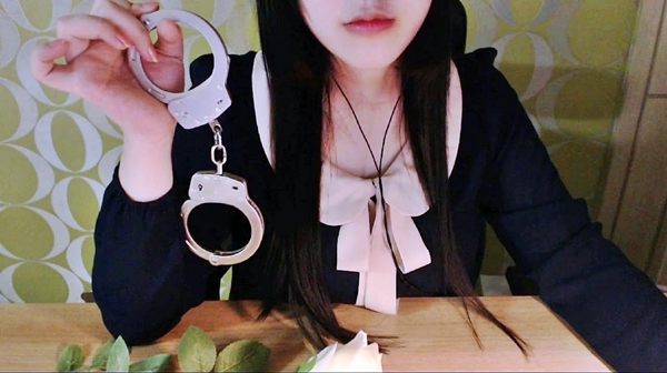 수갑 여자 철컹 경찰 범죄