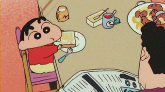 짱구 만화 움짤 신짱구 토스트 우물우물 먹는모습 아빠 바라보는 쳐다보는 음식