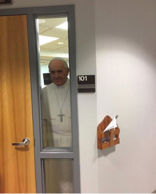 교황 지켜보고있다 문뒤 시선 눈빛 본다 지켜본다 지켜보다