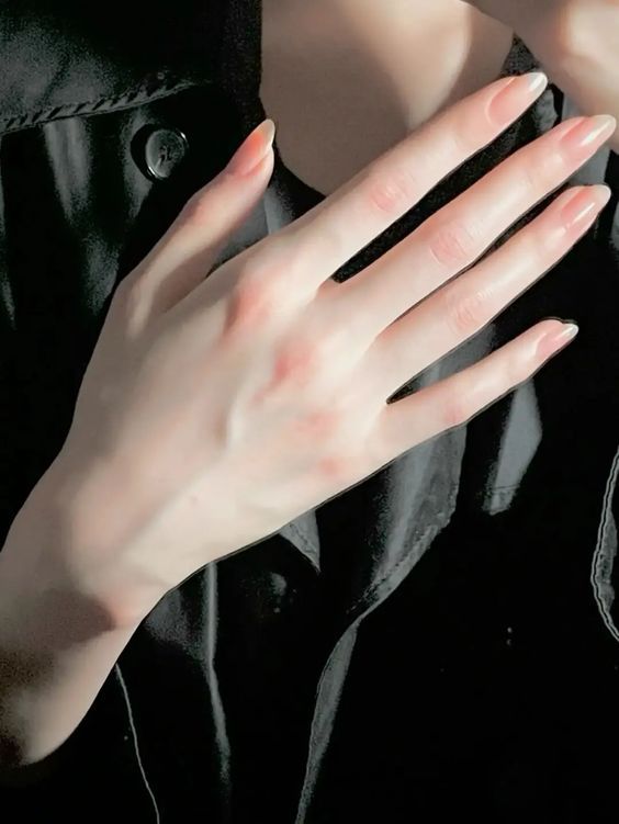 손 예쁜 여자 예쁜손 손가락 네일 손등 피부