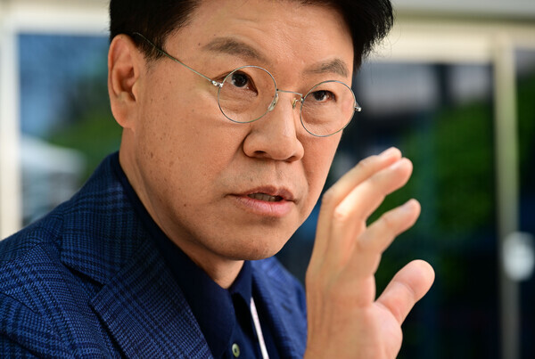 장제원 정치짤 정치 국회의원 표정 손가락 아가리