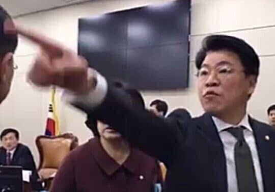 장제원 정치짤 손가락질 싸움 화냄 열받아 화나 국회의원 정치