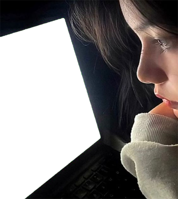 노트북 화면 보는 여자 만능짤 생성기