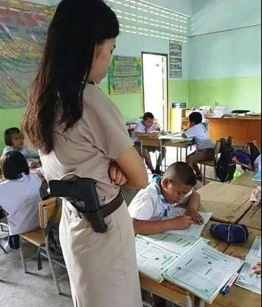 공부 열심히 해야하는 이유 권총 총 선생님 뒤짐 무기