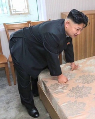 김정은 침대 북한 손으로 누르는 장면