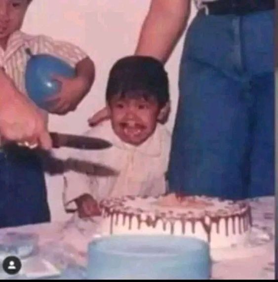 생일 놀람 아기 두려움 칼 케이크 자르는 울음