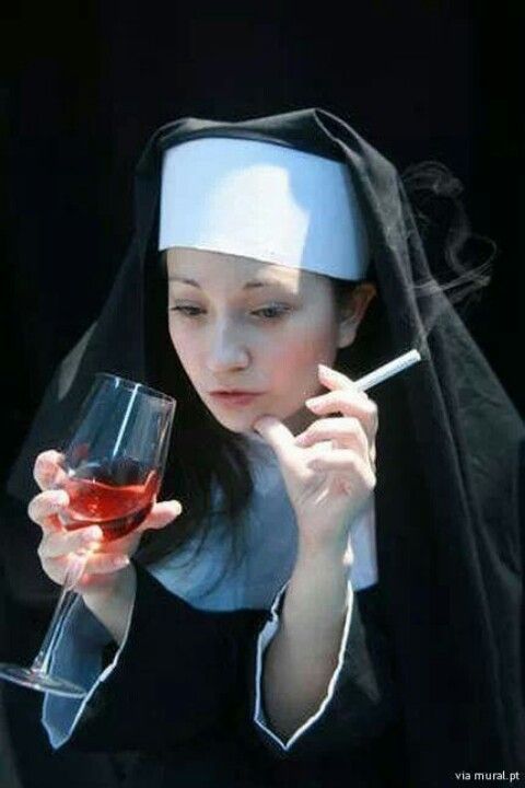 담배 와인 수녀 불량 여자 예쁜 종교