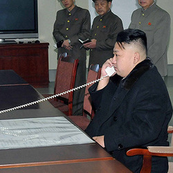김정은 북한 전화 패러디 전화받는 모습 