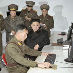 북한 김정은 컴퓨터 지시 군대 키보드 인터넷