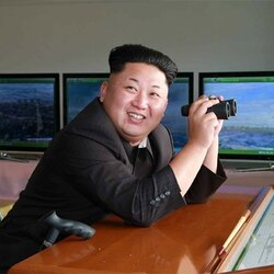 김정은 북한 짤방 망원경 보면서 웃는 모습
