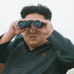 북한 김정은 인상 쓰면서 망원경 보는모습