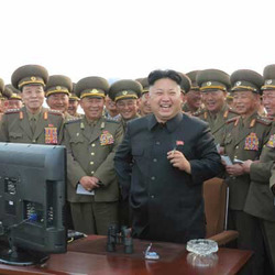 북한 김정은 담배 모니터 웃는 모습 짤방