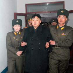 김정은 북한군인 연행되는 모습 표정 김정은의 미래