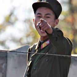 북한 병사 북한군 손가락질 분노 손가락 군인