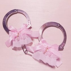 수갑 핑크 리본 철컹 경찰