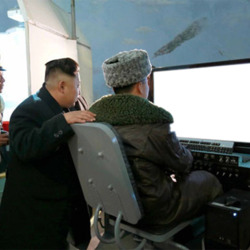 북한 김정은 모니터 군인 컴퓨터 화면