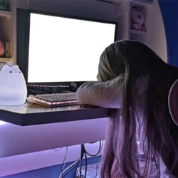 컴퓨터 게임 화면 피곤한 여자 모니터