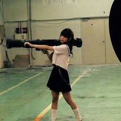 무기 여고생 여자 학교 미사일 대전차 화기 재블린 로