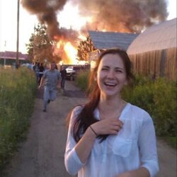 여자 불난집 집에 불이남 웃는 미소 불났어 화재